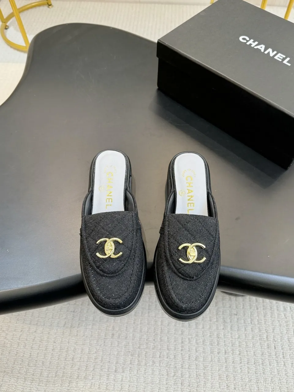 👟👟Ex-factory price 560👟👟 🔥🔥🔥Xiaoxiang official website synchronizes the high version of CHANEL 2025 Chanel top buckle exposed heel shoes, a must-have hot style for early spring, the goddess series, with the elegant and ladylike temperament of the fragrance family, super durable, irresistible, and exciting... ▪️The upper is imported sheepskin ▪️Inside imported sheep lining (same as the original) ▪️Original model opening, genuine leather outsole🇮🇹 ▪️Standard code 35- 41 42 Customized, non-returnable